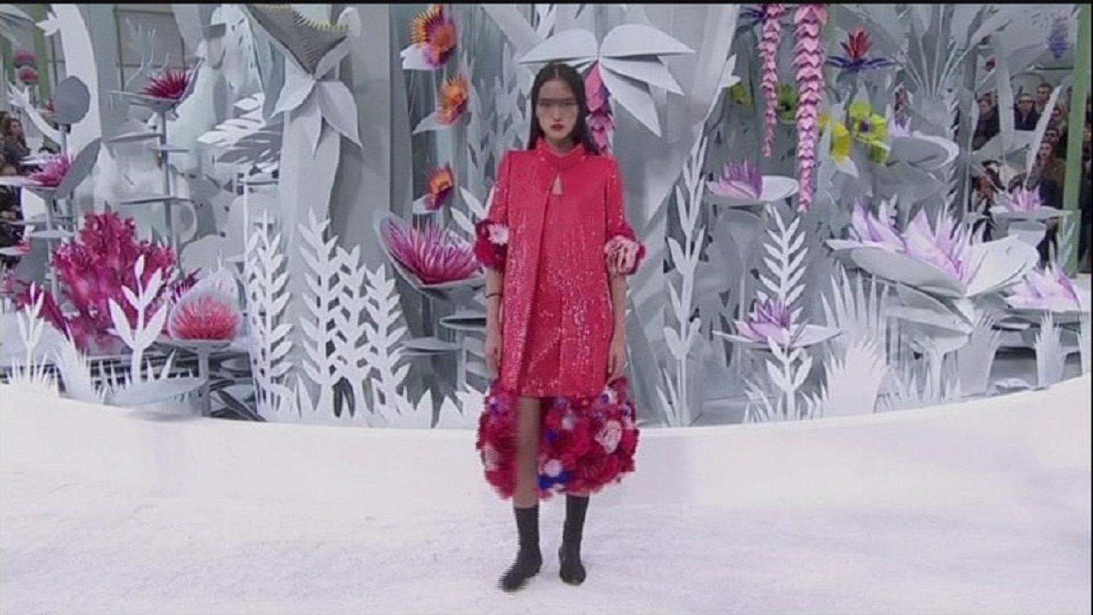 Chanel: Lagerfeld most színes virágokkal álmodott