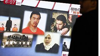 Αγωνία για την τύχη του Ιορδανού πιλότου και του Ιάπωνα δημοσιογράφου, που απειλούν οι τζιχαντιστές