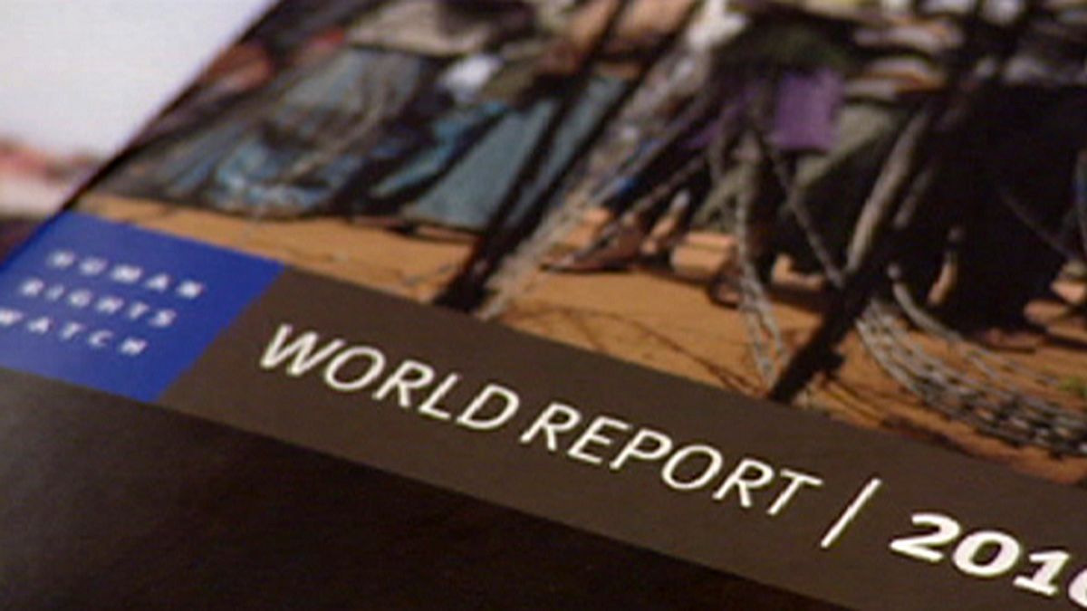 World Report da Human Rights Watch pinta o mundo de negro