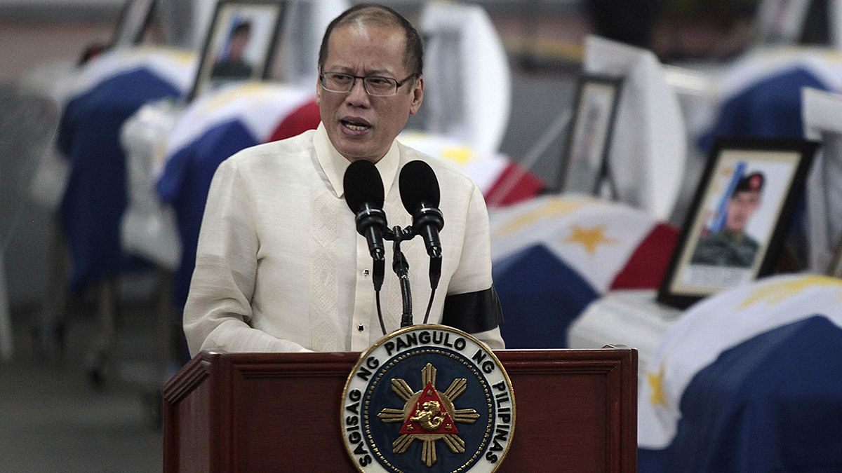 "Je sais ce que vous ressentez", le président philippin aux côtés des familles de 44 policiers tués