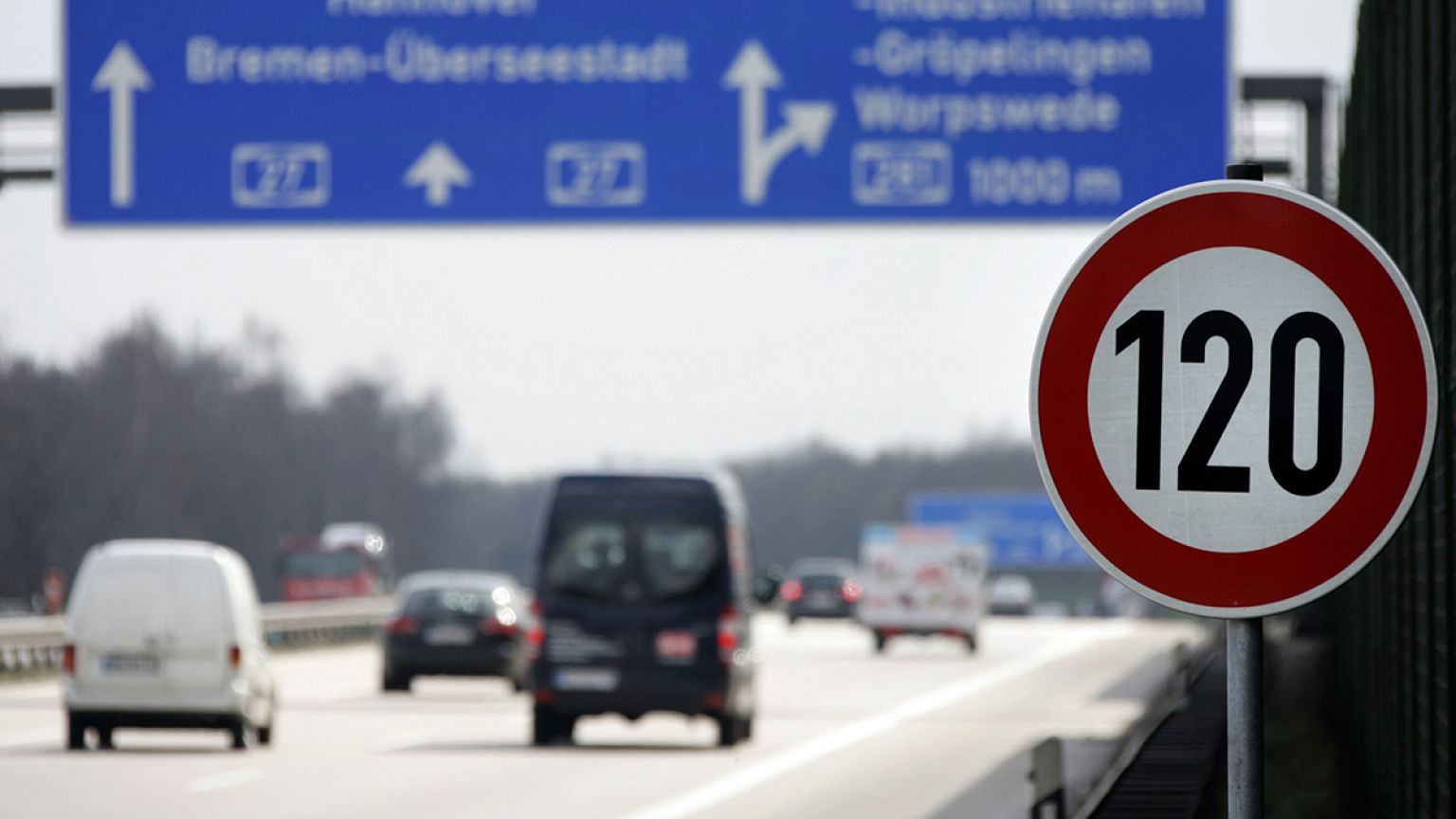 Nachts mitten auf der Autobahn geparkt