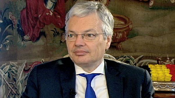 Didier Reynders: "Es ist wichtig, im Kampf gegen den Terrorismus Pässe und Ausweise einzuziehen" Didier Reynders: "Es ist wichtig, im Kampf gegen den Terrorismus Pässe und Ausweise einzuziehen"