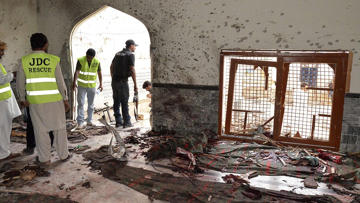 Pakistan'da bir camide dehşet anları