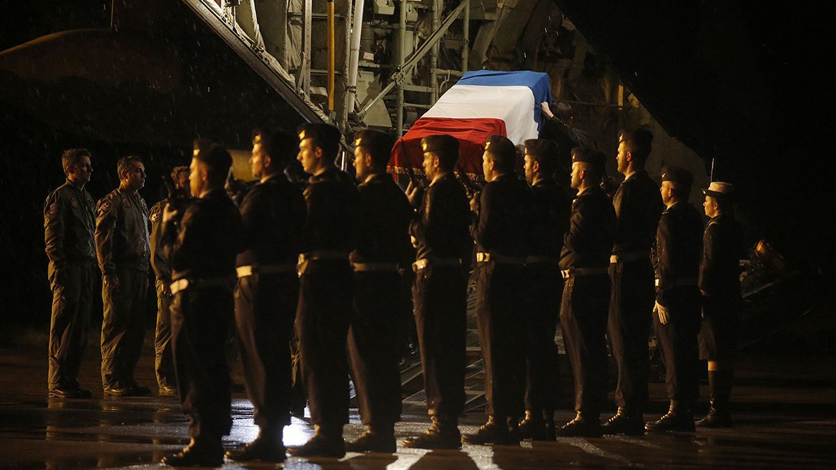 Francia rinde tributo a los nueve militares muertos en España
