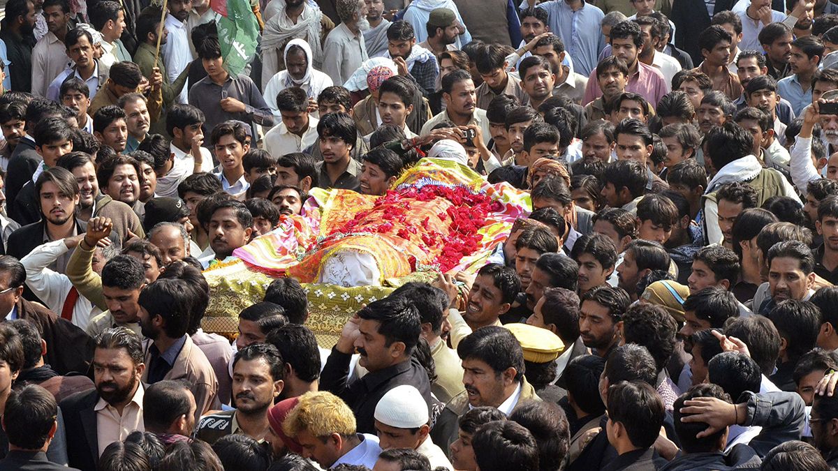 تشییع اجساد قربانیان بمبگذاری مسجد در پاکستان
