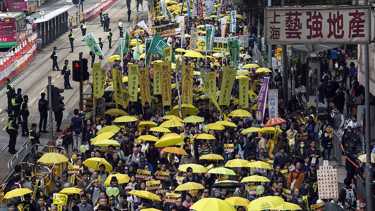 Hong Kong: Sarı şemsiyeliler yeniden sokaklarda