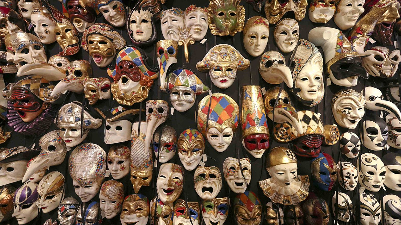 El Carnaval de Venecia vuelve a llenar de máscaras los canales de la ciudad