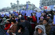 Hongrie : Merkel attendue comme le messie par des manifestants anti-Orban