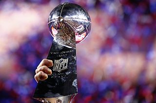 فريق نيو انجلند باتريوت يفوز بكأس كرة القدم الأمريكية