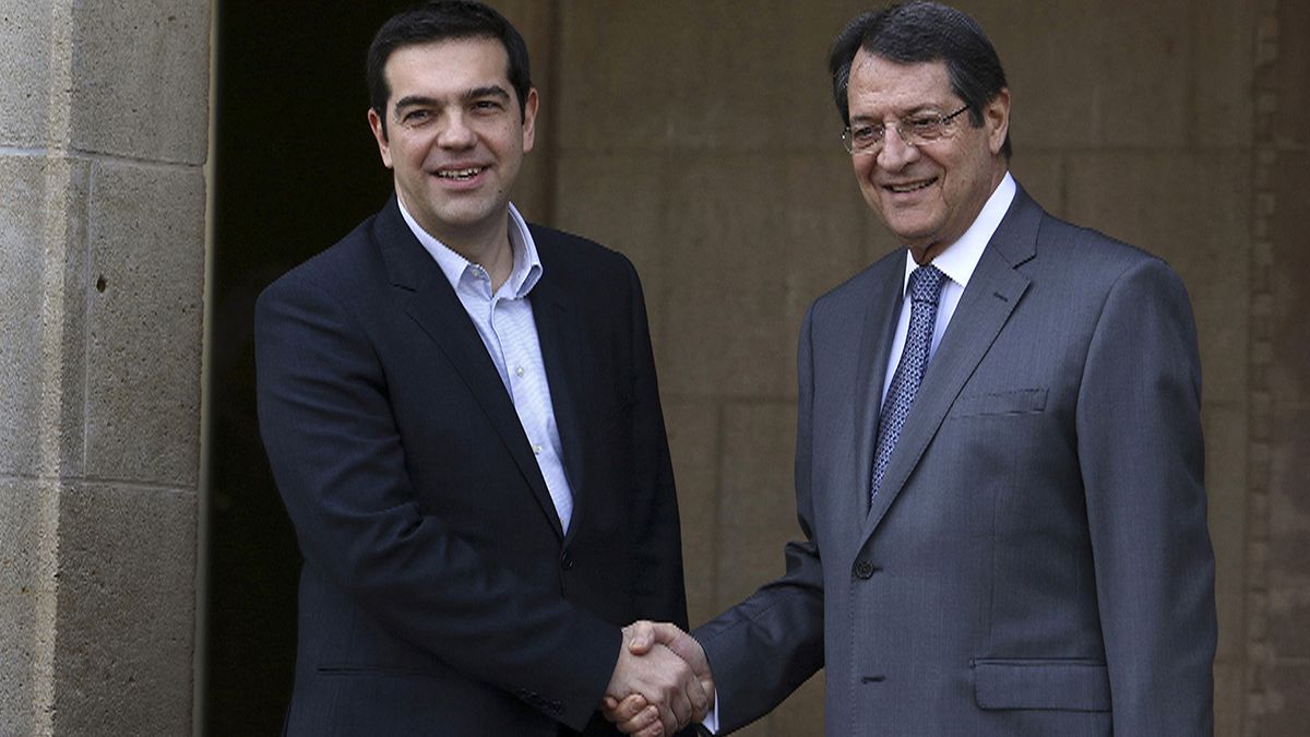 Tsipras niega en Chipre que Grecia esté buscando ayuda rusa