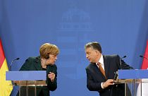 Merkel visita Hungría entre manifestaciones y desencuentros retóricos