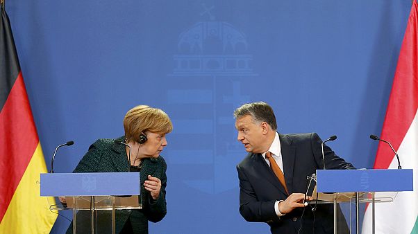 Merkel e Orban em divergência sobre democracia liberal Merkel e Orban em divergência sobre democracia liberal