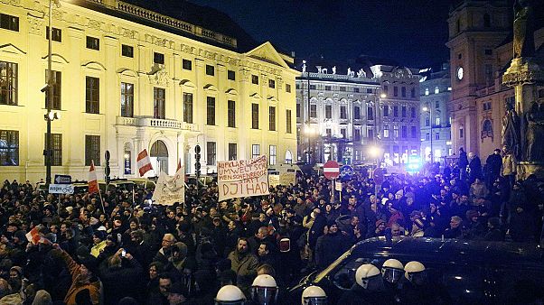 Austria. A Vienna la prima marcia di Pegida contro l'Islam Austria. A Vienna la prima marcia di Pegida contro l'Islam