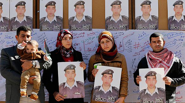 L'Isil giustizia il pilota giordano: bruciato vivo L'Isil giustizia il pilota giordano: bruciato vivo