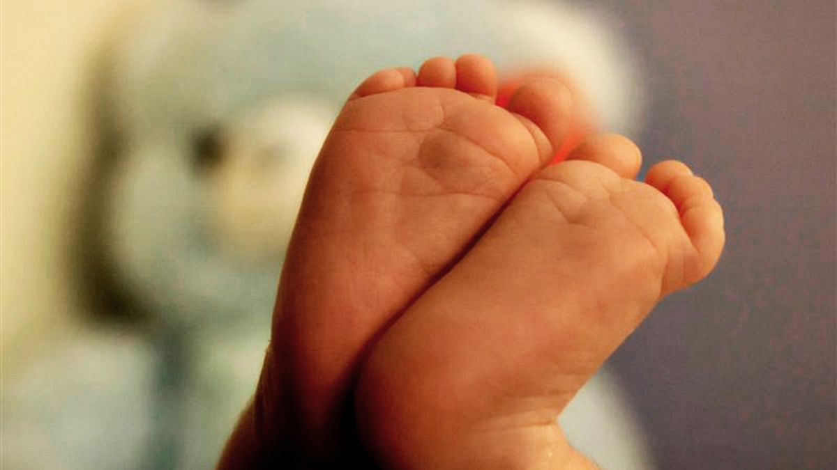 El Parlamento británico aprueba la reproducción asistida con ADN de tres personas