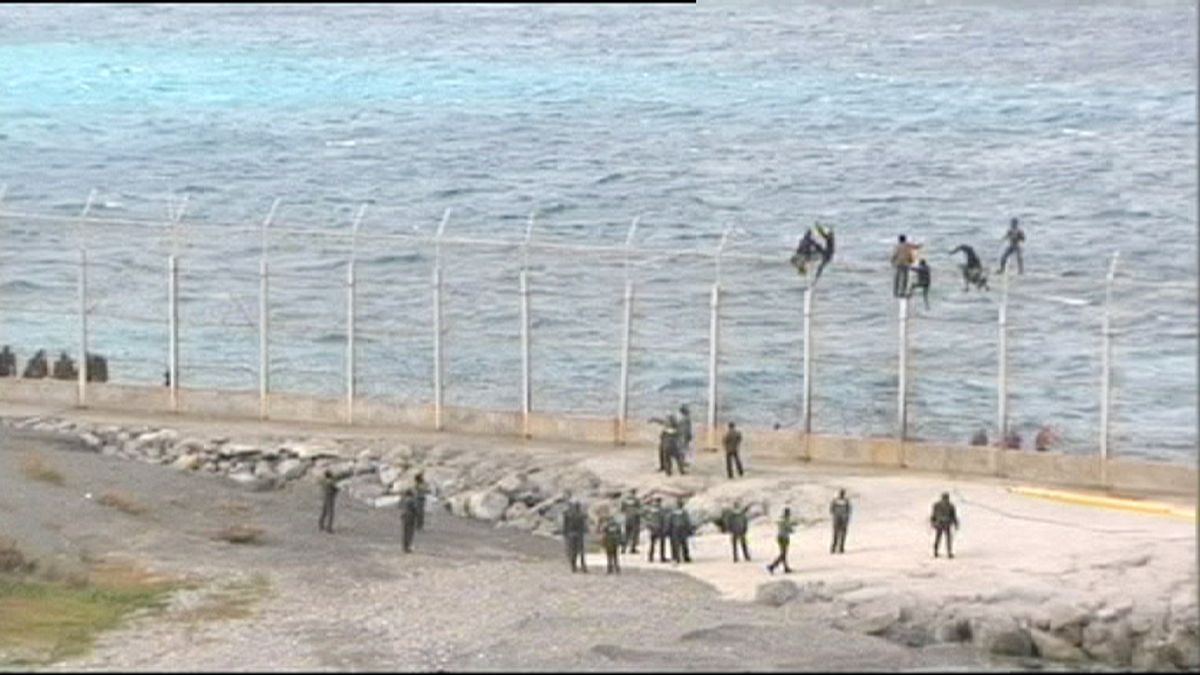 Imigrantes subsarianos tentam entrar em Ceuta