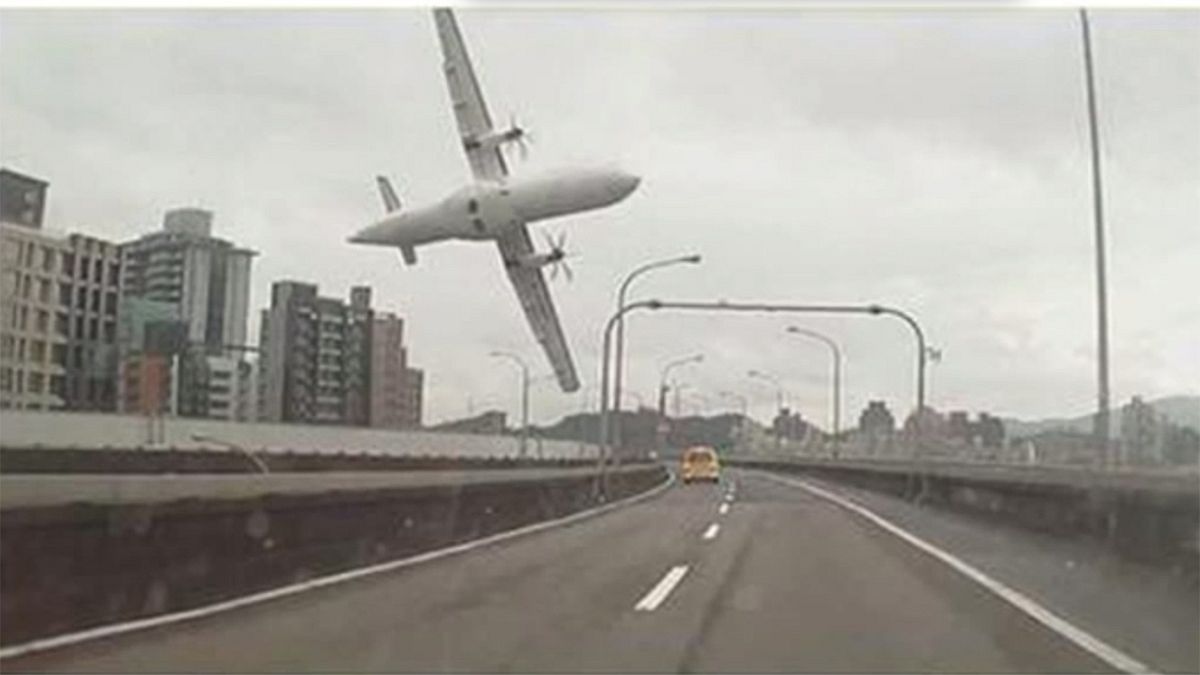 Flugzeug rammt Autobahnbrücke in Taipeh: 23 Tote