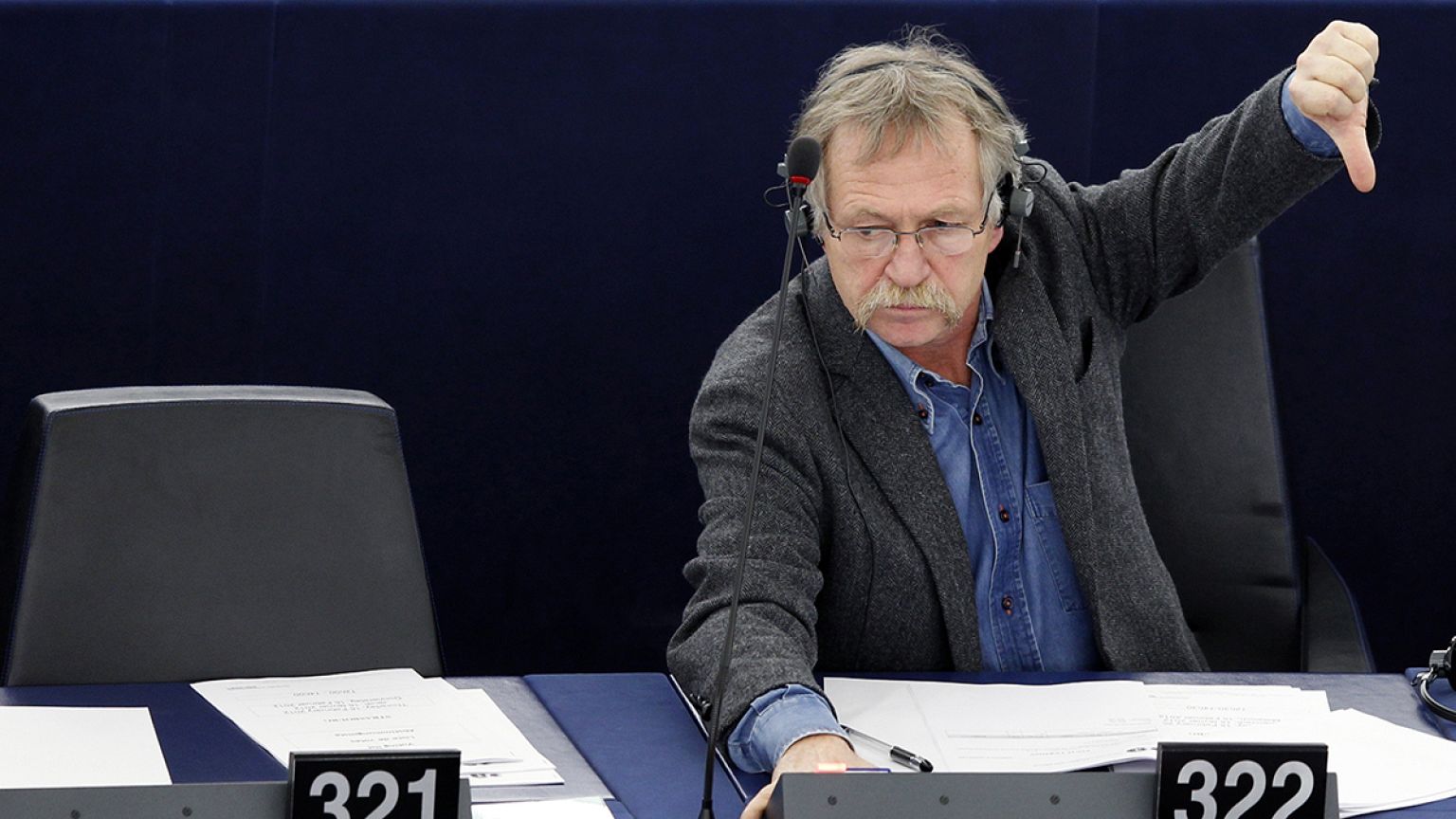 Après la PMA et la GPA, José Bové dit non aux bébés à trois "parents"