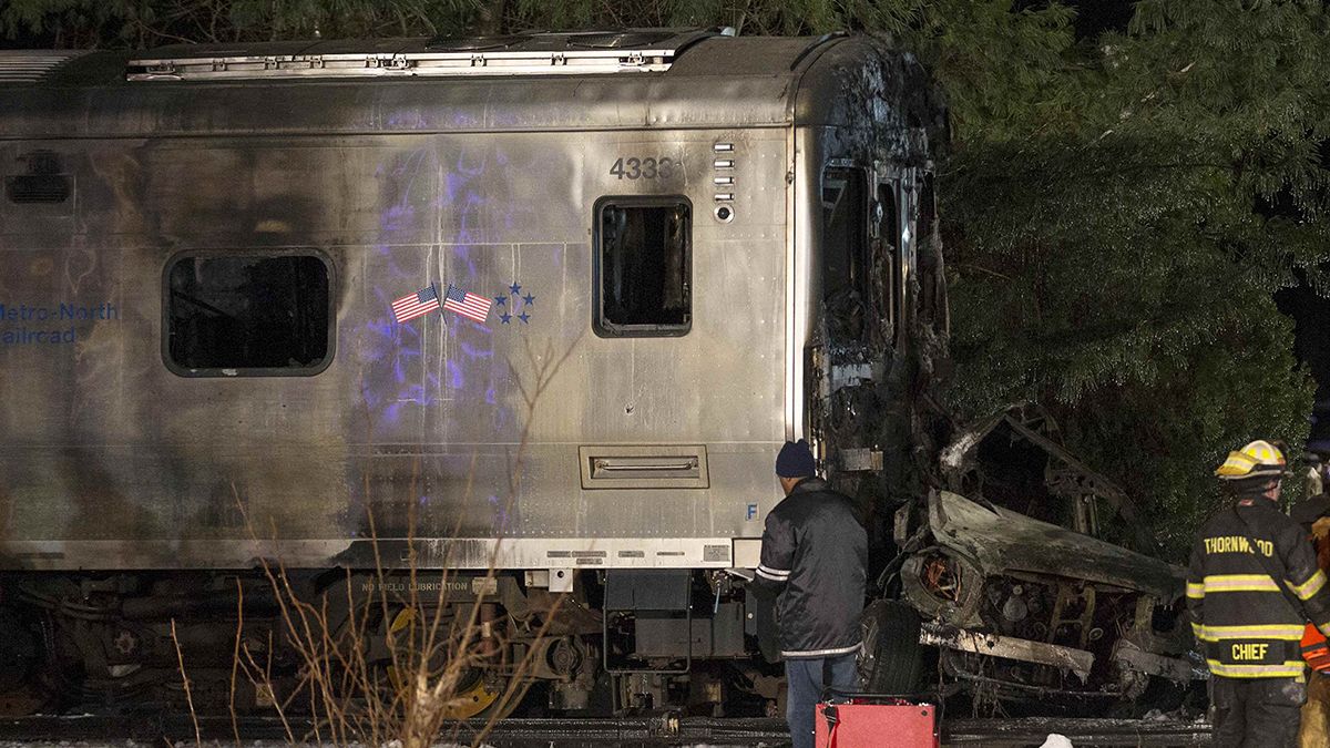 New York: collision mortelle entre une voiture et un train de banlieue