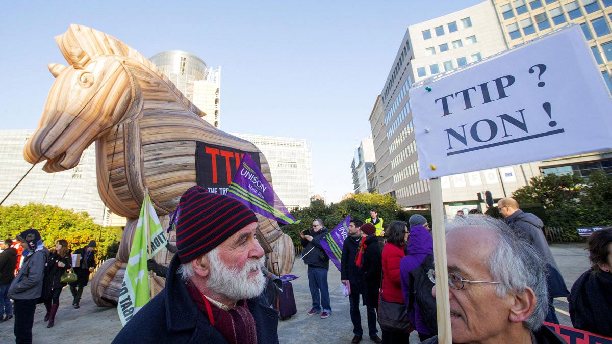 Демонстранты в Брюсселе изобразили "троянским конем" торговое соглашение ЕС-США