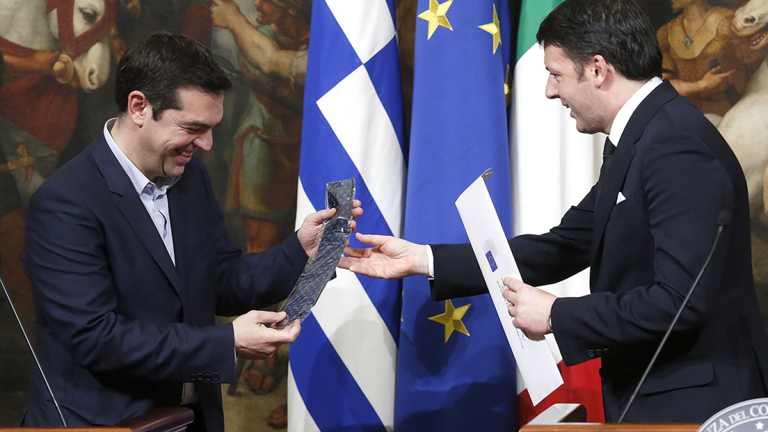 Πήραν «φωτιά» τα social media  από τα δώρα Τσίπρα και Ρέντσι