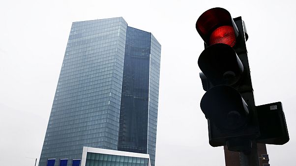 Bce toglie terra sotto ai piedi di Atene: chiusi rubinetti a banche elleniche Bce toglie terra sotto ai piedi di Atene: chiusi rubinetti a banche elleniche
