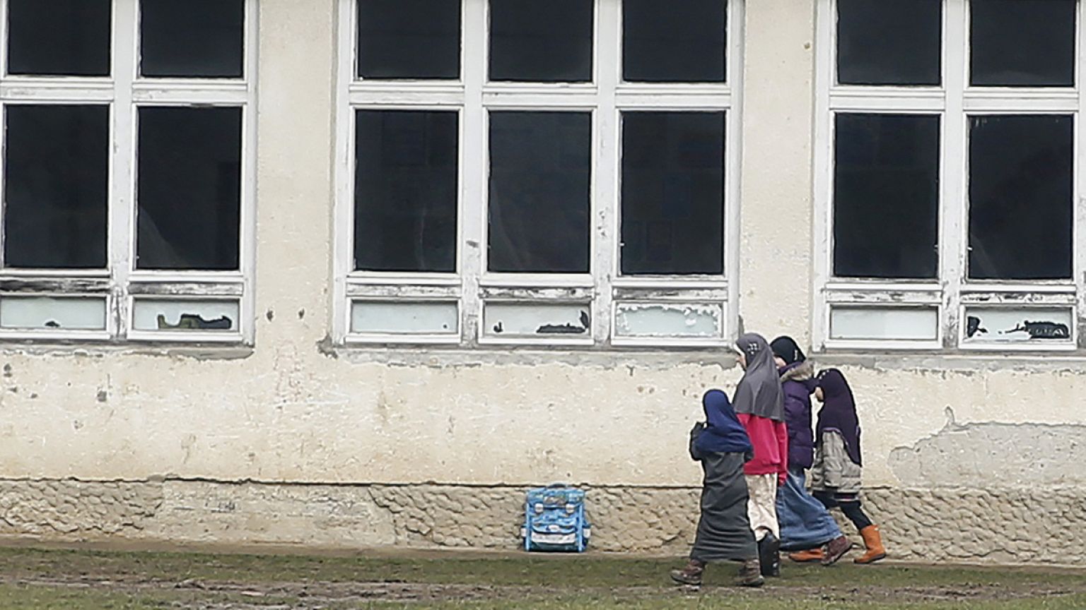 Gyerekeket kínoz és képez ki merényletekre az Iszlám Állam