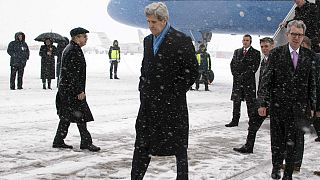 Il Segretario di Stato americano John Kerry in Ucraina per rispondere alla richiesta di armi, ma a Washington una decisione in questo senso non c'è ancora.