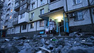 Nel Donbass separatista nessuna tregua. Allo stadio di Donetsk si smistano gli aiuti umanitari.