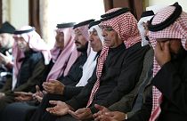 A dzsihadisták által kivégzett jordániai pilóta szülővárosába látogatott II. Abdullah király