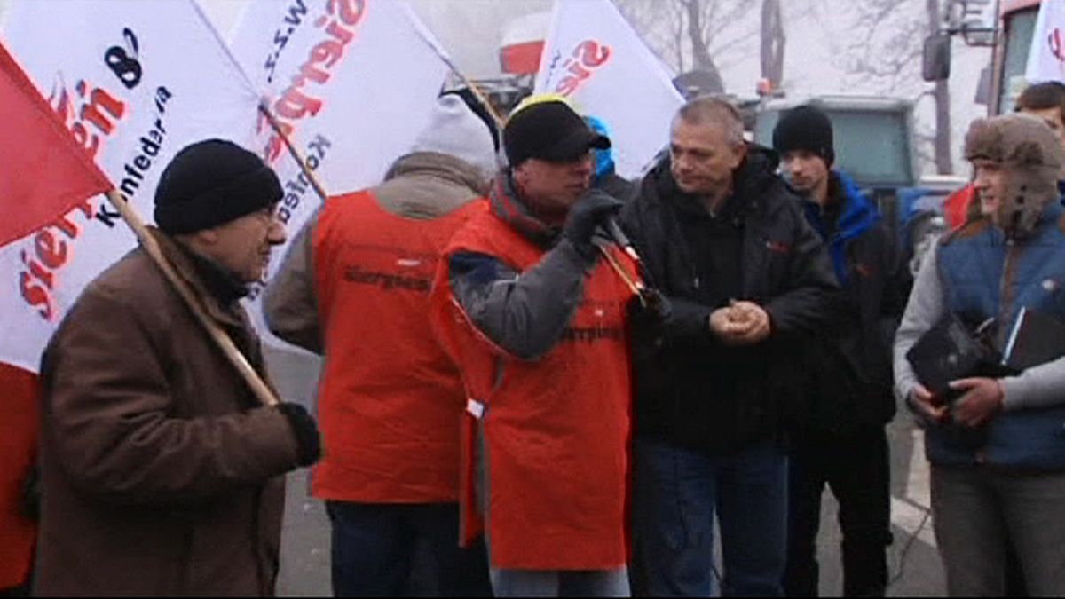 Protesting farmers block main roads in Poland