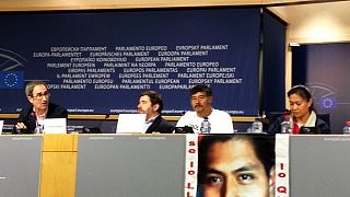 Familias de los estudiantes desaparecidos en México piden justicia en Europa
