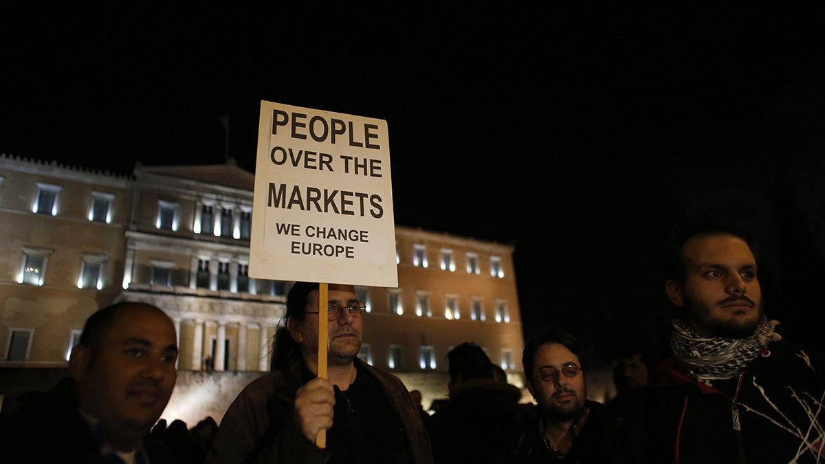 آلاف اليونانيين يتظاهرون في أثينا ضد " ابتزاز" المصرف المركزي الأوروبي