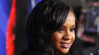 Bobby Brown diz que a filha "está bem" e continua "a rezar" por Bobbi Kristina