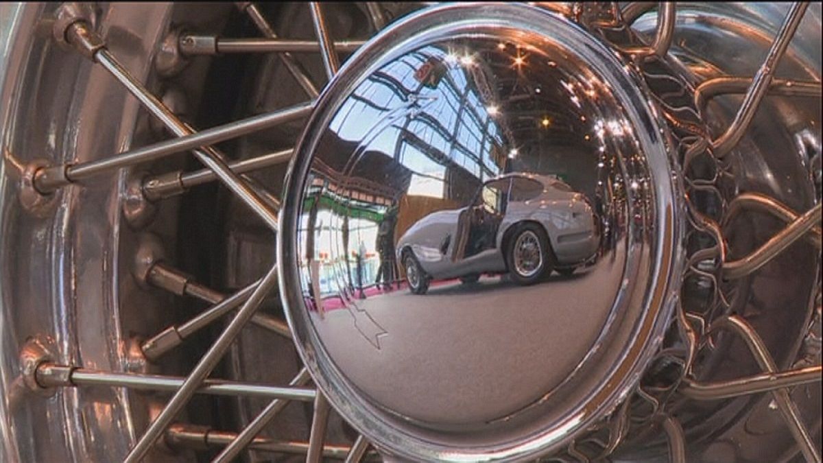 Carros para restaurar à venda na feira Retromobile em Paris
