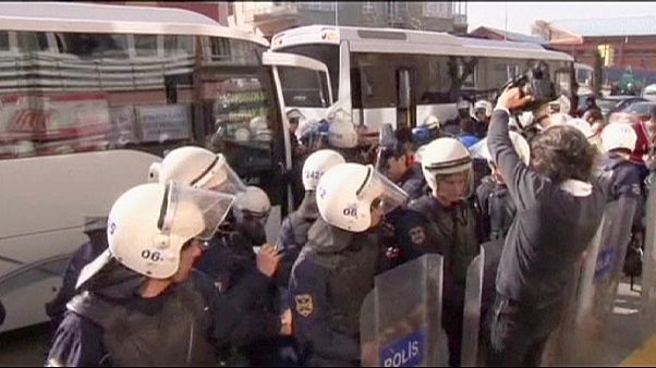 Türkische Polizei nimmt mindestens 50 Demonstranten fest Türkische Polizei nimmt mindestens 50 Demonstranten fest