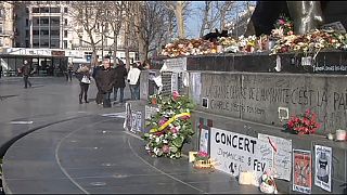 تجلیل فرانسویها و جهانگردان از قربانیان "شارلی ابدو"، یک ماه پس از حمله به آن