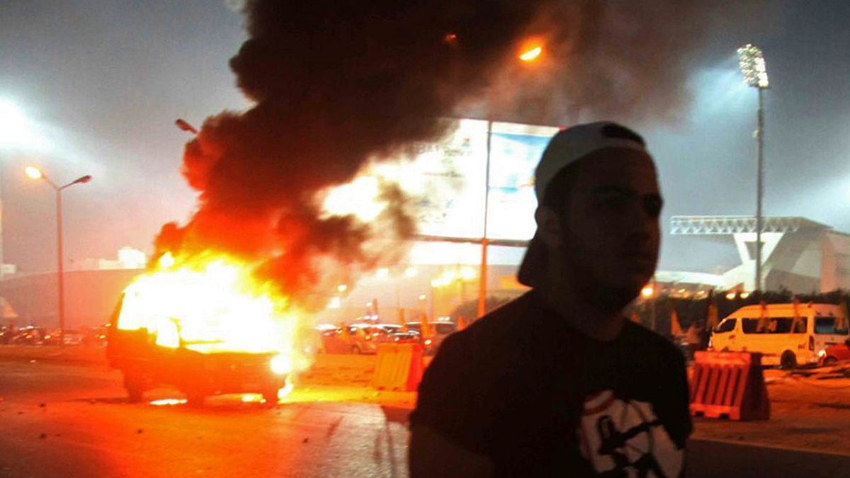مصر: مقتل 22 في اشتباكات بين الشرطة ومشجعي الزمالك وارجاء الدوري لاجل غير مسمى