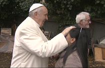 Papa Francisco visita bairro de lata