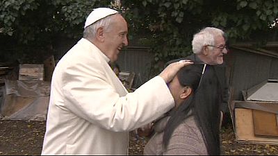 البابا فرانسيس يقوم بزيارة مفاجئة لحي فقير بضواحي روما