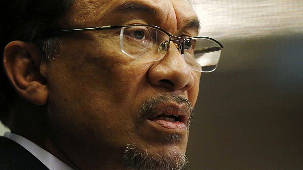 Malaysia, 5 anni di carcere per sodomia al leader dell'opposizione Anwar Ibrahim. Per i suoi sostenitori è un verdetto politico. Malaysia, 5 anni di carcere per sodomia al leader dell'opposizione Anwar Ibrahim. Per i suoi sostenitori è un verdetto politico.