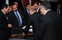 Putin simboliza con el regalo a al Sisi de un kalashnikov el objetivo de su visita a Egipto
