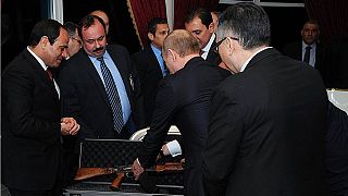 En visite au Caire, Poutine offre une kalachnikov au Président égyptien