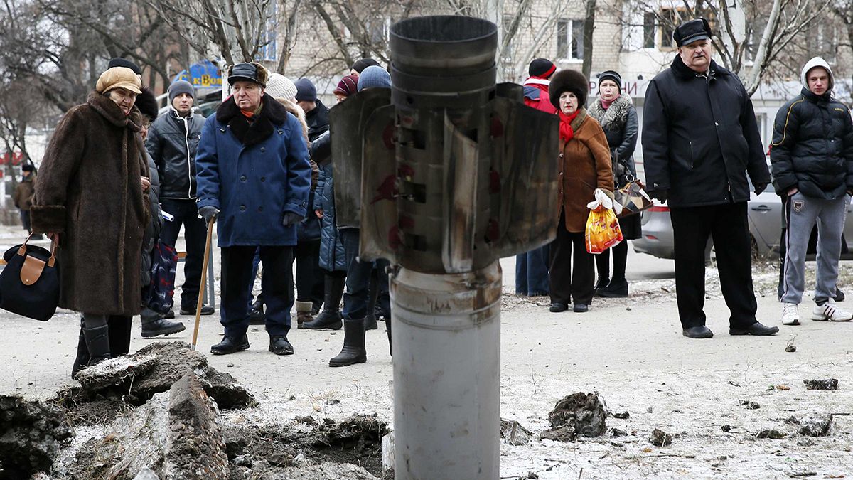 Ostukraine: Kämpfe um Zugang zu Debalzewe, Regierungsoffensive bei Mariupol