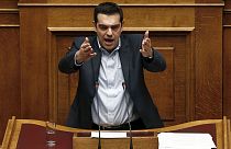 Grécia: Tsipras obtém confiança do parlamento antes de tentar convencer eurogrupo