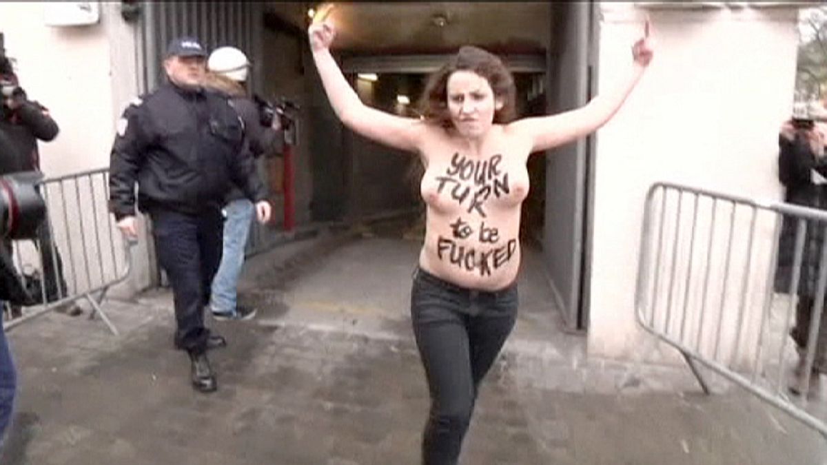 Ativistas do grupo Femen atiram-se em "top-less" contra carro de Strauss-Khan
