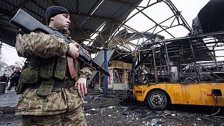 Un obus tombe sur une station de bus à Donetsk