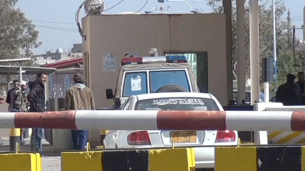 البعثات الأجنبية تغلق مقارها في اليمن والحوثي يطمئن