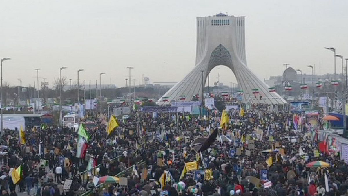 Iranianos comemoram aniversário da revolução islâmica
