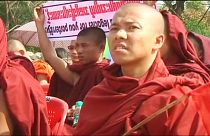 Monaci buddisti la spuntano sui Rohingya